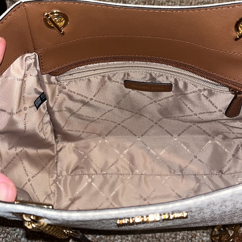 Like new Authentic Michael Kors Shoulder Bag - Picture 8 of 12